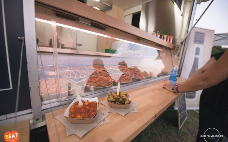 Allestimento e restauro veicoli speciali dedicati alla ristorazione mobile. Furgoni per street food festival. vendita allestimento restauro assistenza veicoli speciali usati auto classiche autonegozio ristorazione panini furgone ducato sprinter transit street food truck streetfood foodtruck ambulante festival roma 