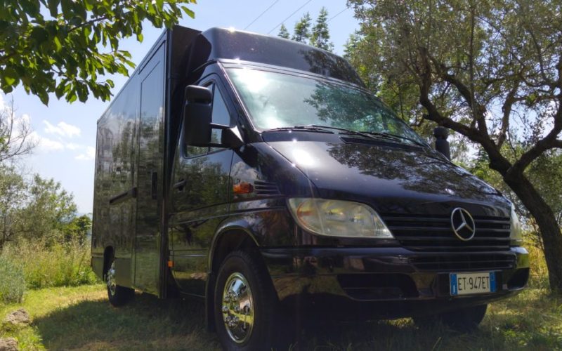 Allestimento e restauro veicoli speciali dedicati alla ristorazione mobile. Furgoni per street food festival. vendita allestimento restauro assistenza veicoli speciali usati auto classiche autonegozio ristorazione panini furgone ducato sprinter transit street food truck streetfood foodtruck ambulante festival roma 