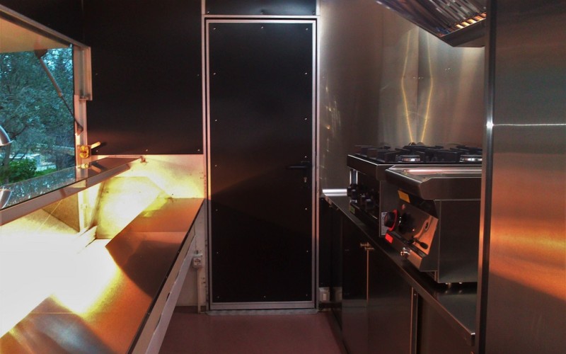 Allestimento e restauro veicoli speciali dedicati alla ristorazione mobile. Furgoni per street food festival. vendita allestimento restauro assistenza veicoli speciali usati auto classiche autonegozio ristorazione panini furgone ducato sprinter transit street food truck streetfood foodtruck ambulante festival roma 