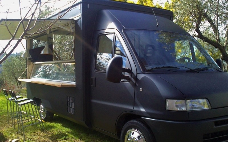 Allestimento e restauro veicoli speciali dedicati alla ristorazione mobile. Furgoni per street food festival. vendita allestimento restauro assistenza veicoli speciali usati auto classiche autonegozio ristorazione panini furgone ducato sprinter transit street food truck streetfood foodtruck ambulante festival roma 